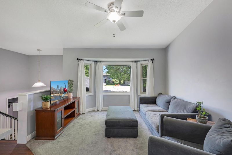 549 Saxony Ct, Chaska, MN 55318