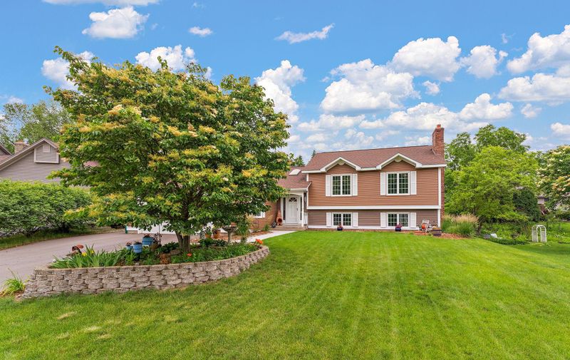 8944 Vincent Cir, Bloomington, MN 55431