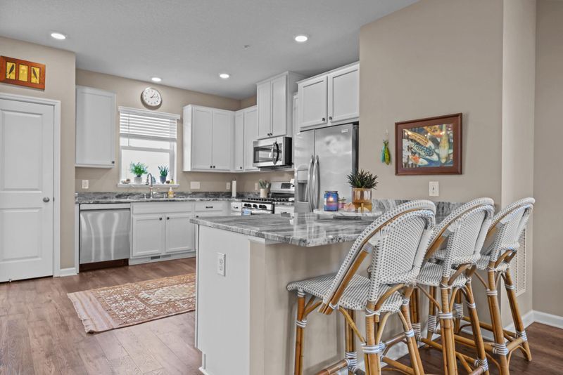 8770 Granite Cir, Woodbury, MN 55129