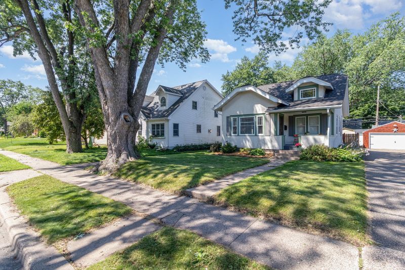 2627 Zenith Ave N, Robbinsdale, MN 55422