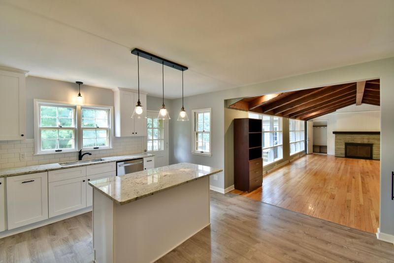 1295 Broadview Ave, Chaska, MN 55318