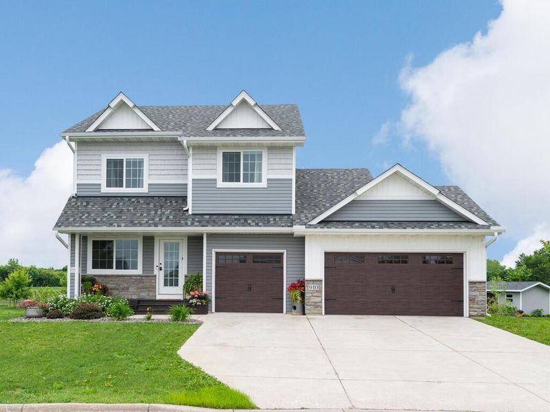 910 Burton Cir, Montrose, MN 55363
