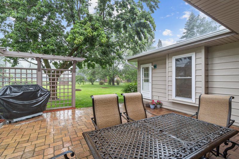 2927 Howard St N, Maplewood, MN 55109