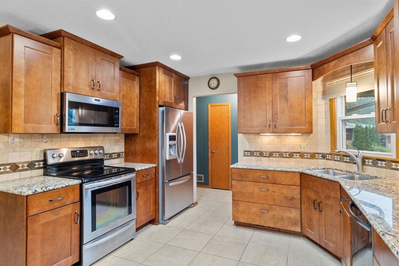 2927 Howard St N, Maplewood, MN 55109