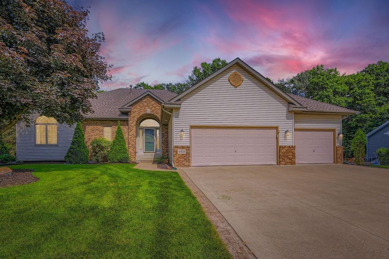 4833 Hillvale Ave N, Oakdale, MN 55128