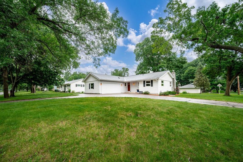 5231 Holiday Rd, Minnetonka, MN 55345