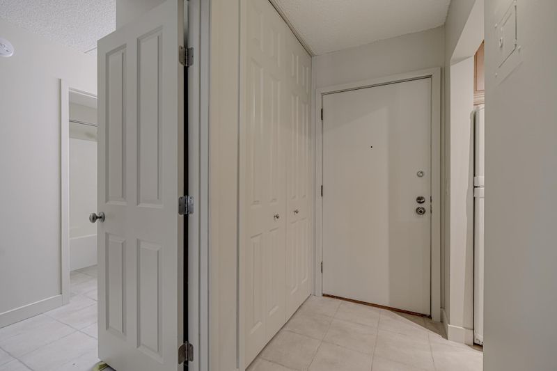 10521 Cedar Lake Rd #208, Minnetonka, MN 55305