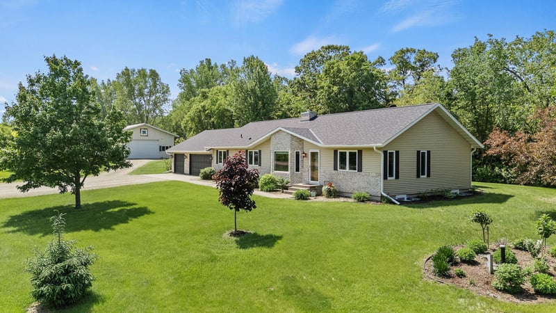 N5887 1110th St, Prescott, WI 54021