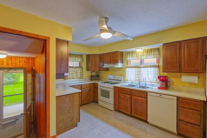 402 Frank St NW, Silver Lake, MN 55381