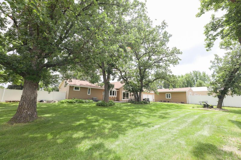 915 S Darling Dr NW, Alexandria, MN 56308