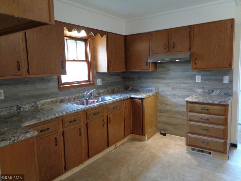 1021 E 13th St E, Glencoe, MN 55336