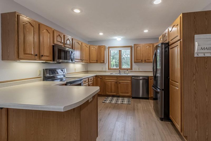 372 S Rolling Hills Dr, Le Center, MN 56057