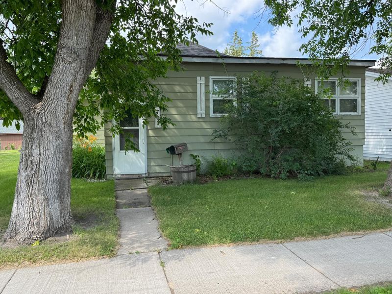 703 Center St E, Roseau, MN 56751