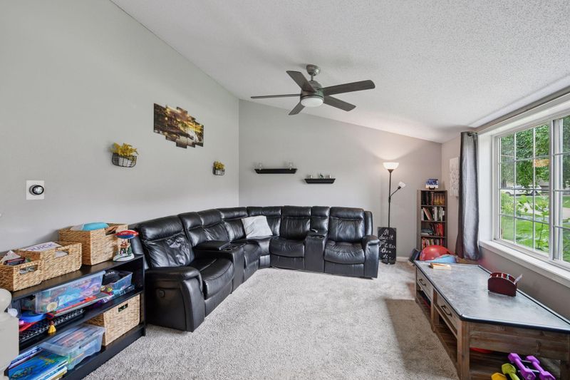 620 Saxony Cir, Chaska, MN 55318