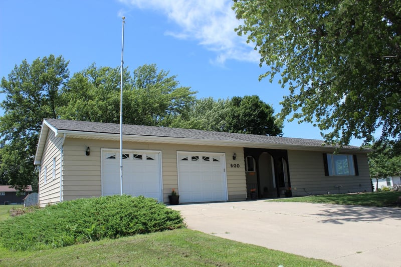 600 Venn St, Sherburn, MN 56171