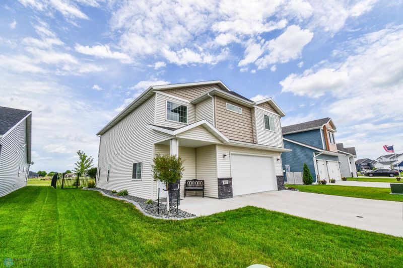 412 Hampton Dr W, Moorhead, MN 56560