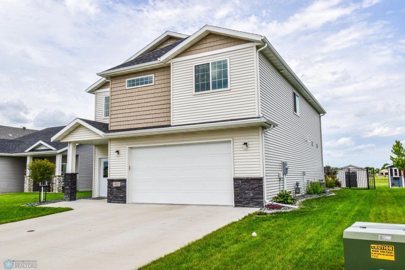 412 Hampton Dr W, Moorhead, MN 56560