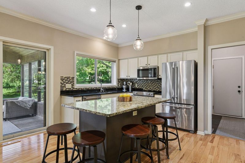 2215 Stone Creek Ln E, Chanhassen, MN 55317