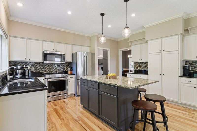 2215 Stone Creek Ln E, Chanhassen, MN 55317