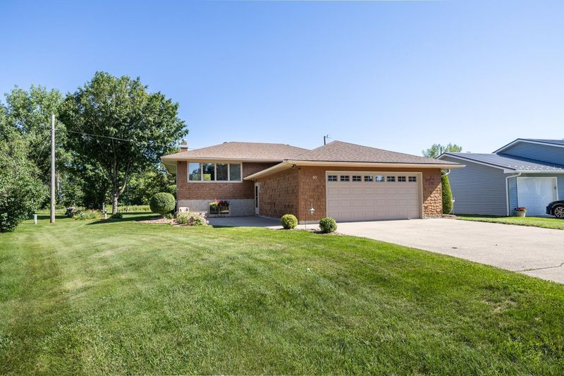 10 Hillcrest Ct SW, Pine Island, MN 55963