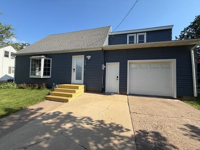 713 Grove St E, Caledonia, MN 55921
