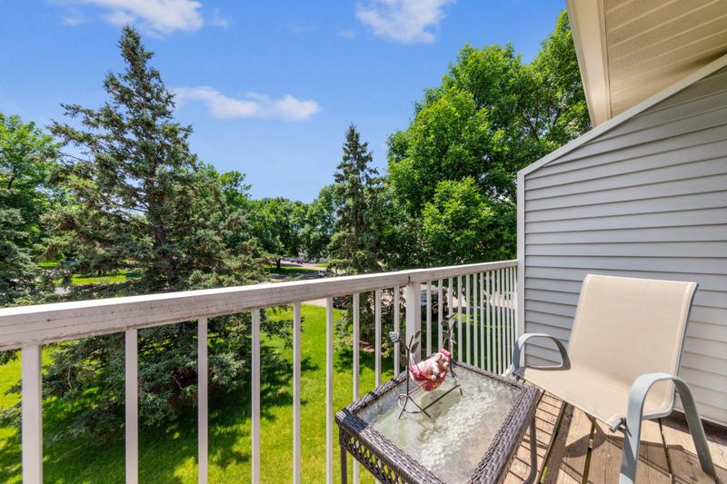 1011 Pond View Ct, Vadnais Heights, MN 55127