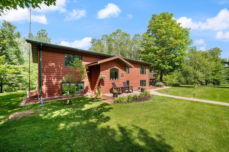 589 Seboe Rd, Wrenshall, MN 55797