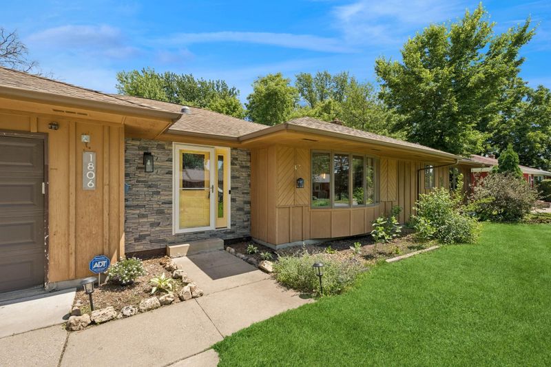 1806 Aglen St, Roseville, MN 55113