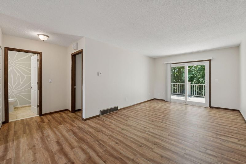 9556 Trail East Rd, Bloomington, MN 55420