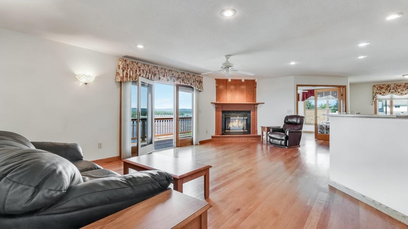106 S 2nd St, Alma, WI 54610