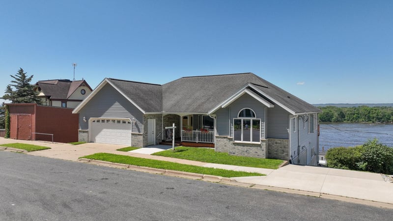 106 S 2nd St, Alma, WI 54610
