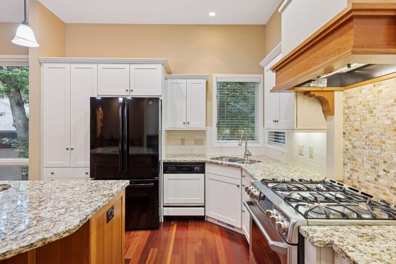 19 Summit Hts, North Oaks, MN 55127