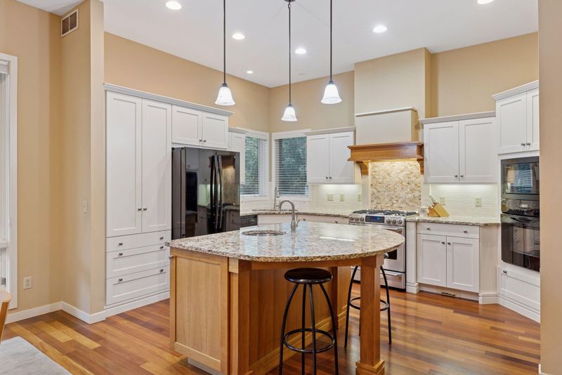 19 Summit Hts, North Oaks, MN 55127