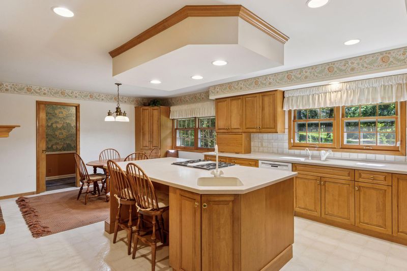 33 Eagle Ridge Rd, North Oaks, MN 55127