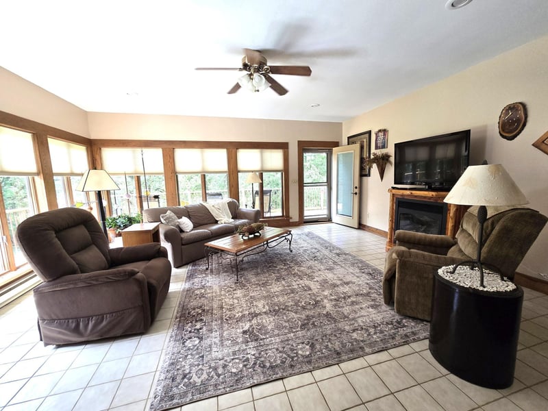21200 5th St NW, New London, MN 56273