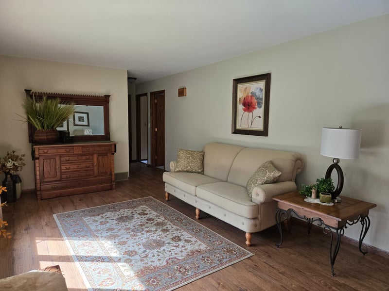 21200 5th St NW, New London, MN 56273