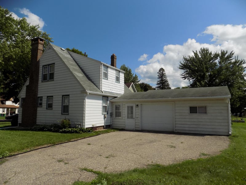 411 Bush St, Lakefield, MN 56150