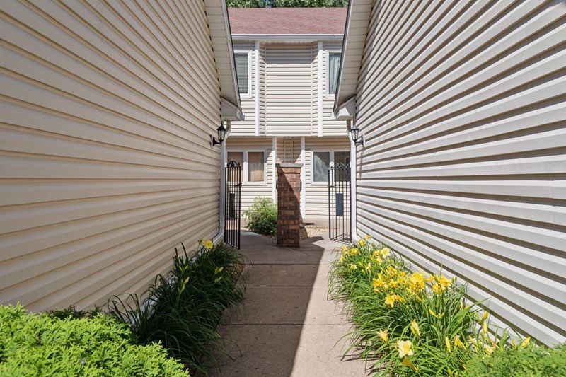 1010 Hill Ct, Shoreview, MN 55126
