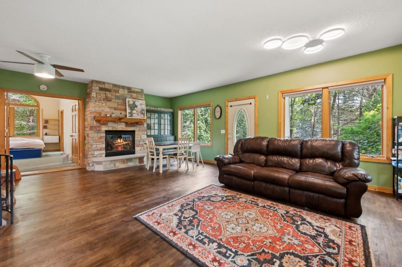 1610 W 63rd St, Chanhassen, MN 55331