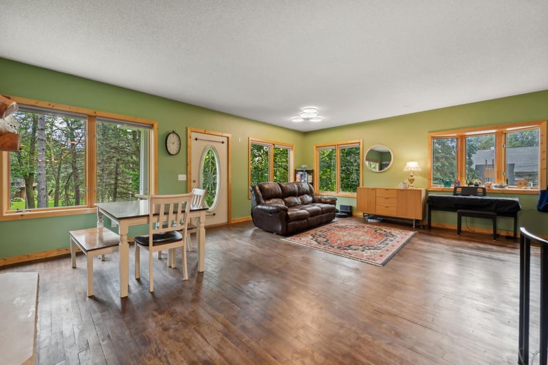 1610 W 63rd St, Chanhassen, MN 55331