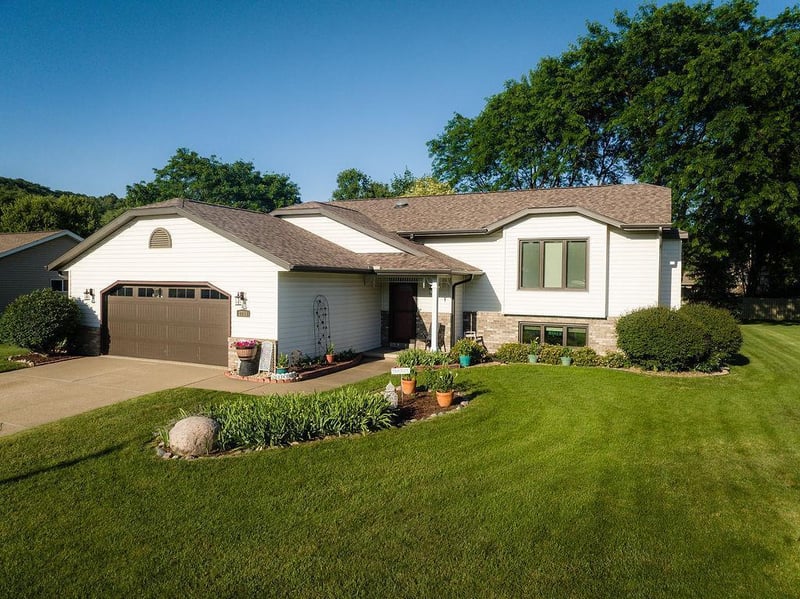 2711 S Cedar Ave, Holmen, WI 54636