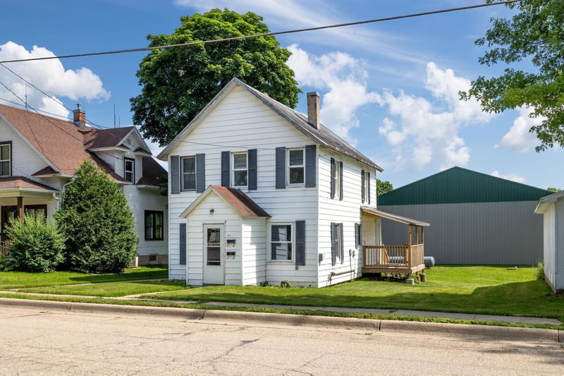 213 W Caledonia St, Caledonia, MN 55921