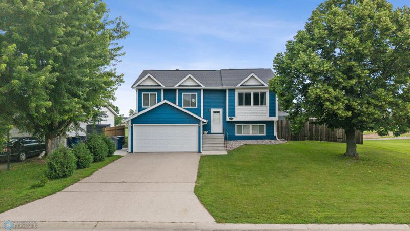 3318 Village Green Dr, Moorhead, MN 56560