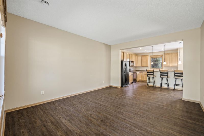 651 Ravencroft Rd, Waconia, MN 55387