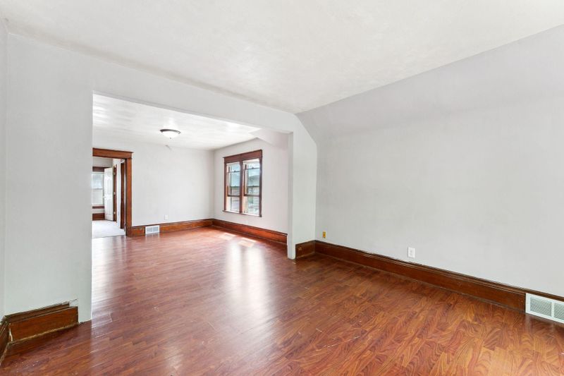 906 5th St E, Saint Paul, MN 55106