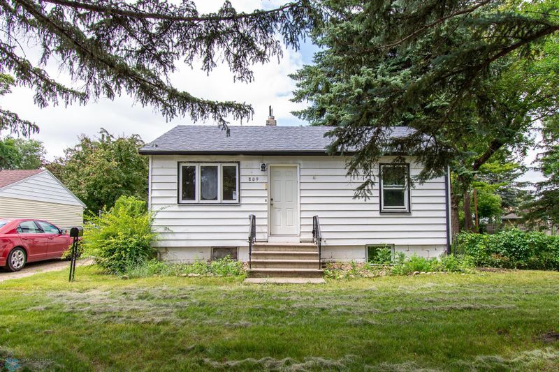 809 18th St N, Moorhead, MN 56560
