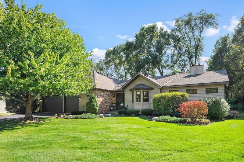 912 Crown Ct, Mendota Heights, MN 55118
