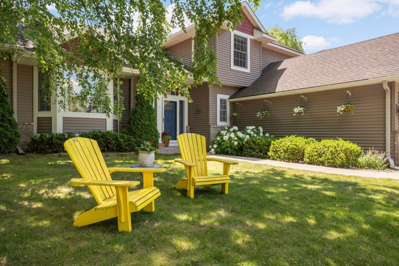 256 Windsor Ln, Mahtomedi, MN 55115