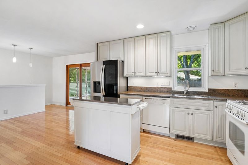 3142 Boone Ave N, New Hope, MN 55427