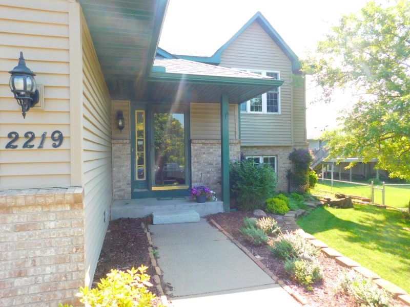 2219 Grafton Ave N, Oakdale, MN 55128